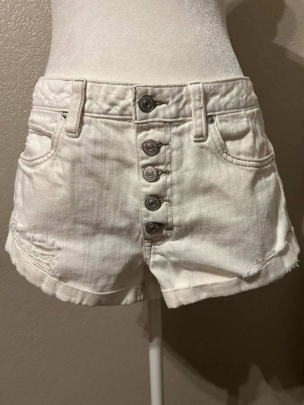 FREE PEOPLE White ROMEO distressed shorts! 
Excellent Condition
Size 28